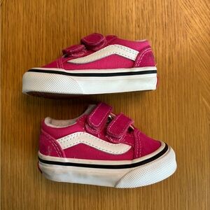 Size 2.5 toddler. Old skool toddler hot pink vans.